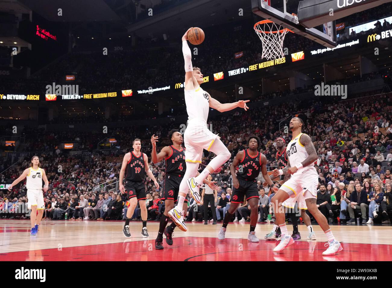 Toronto, CAN. 23 décembre 2023. L’attaquant du Utah Jazz Lauri Markkanen (23) marque contre les Raptors de Toronto lors de la première mi-temps de basketball de la NBA à Toronto, le samedi 23 décembre 2023. Crédit : la presse canadienne/Alamy Live News Banque D'Images