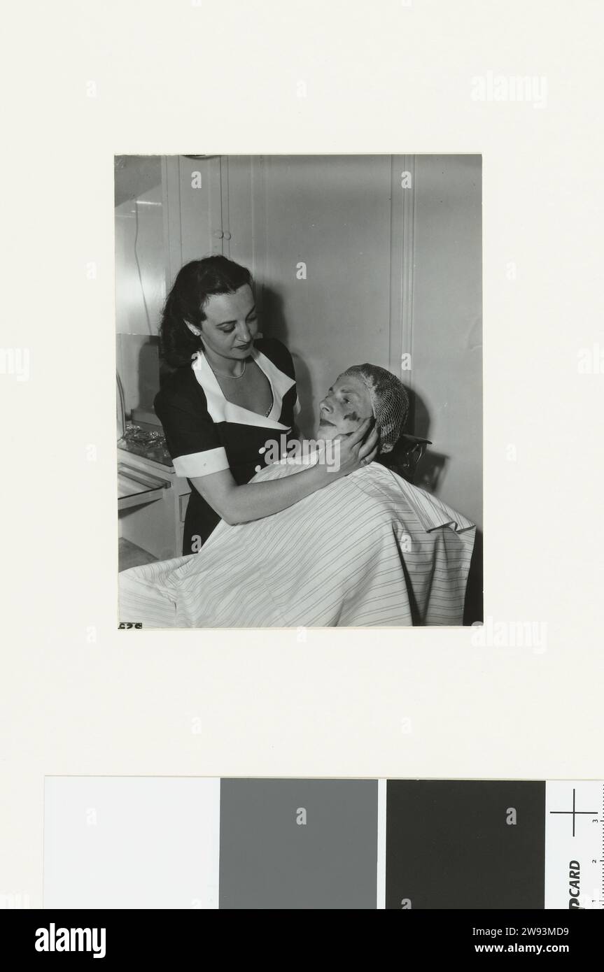 Fanny obtient un masque facial, 1949 photographies documentaires Fanny Blankers-Koen subit un soin de beauté dans 'House of Westmore', un salon de beauté à Hollywood. Fanny se fait un masque. La série 'Fanny in America' contient six photos. Hollywood soutien photographique Hollywood Banque D'Images
