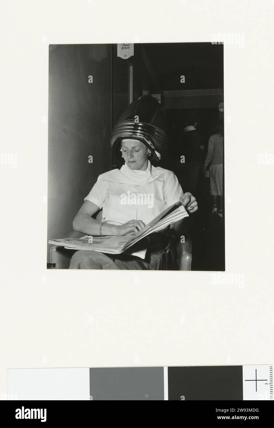 Fanny Under the Droogkap, 1949 photographies documentaires Fanny Blankers-Koen subit un soin de beauté dans 'House of Westmore', un salon de beauté à Hollywood. Fanny lit un magazine en séchant ses cheveux sous le chapeau de séchage. La série 'Fanny in America' contient six photos. Hollywood soutien photographique Hollywood Banque D'Images