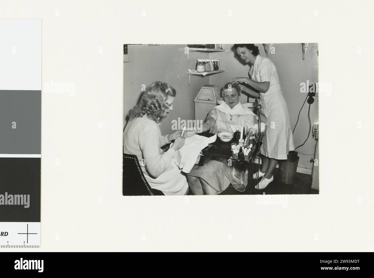 Fanny se fait masser la tête et laisse ses ongles peindre, 1949 photographies documentaires Fanny Blankers-Koen subit un soin de beauté dans 'House of Westmore', un salon de beauté à Hollywood. Fanny reçoit un massage principal et en attendant ses ongles sont limés. La série 'Fanny in America' contient six photos. Hollywood soutien photographique Hollywood Banque D'Images