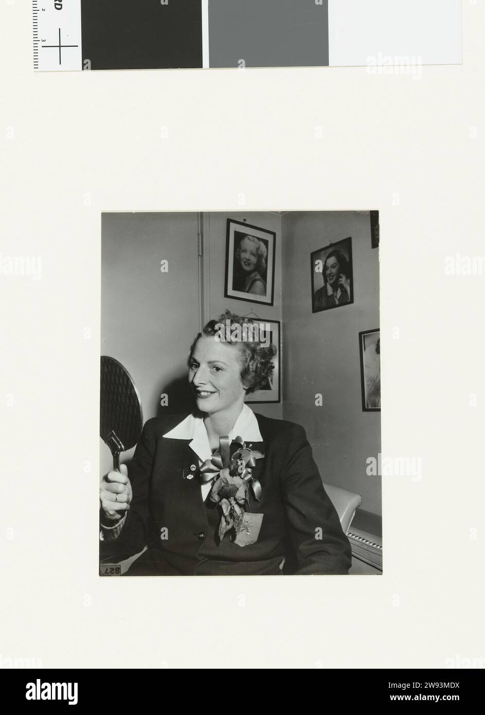 Fanny rit dans un miroir au résultat final d'un soin de beauté, 1949 photographies documentaires Fanny Blankers-Koen subit un soin de beauté dans 'House of Westmore', un salon de beauté à Hollywood. Fanny rit dans un miroir au résultat final du traitement de beauté. Photos de stars de cinéma en arrière-plan. La série 'Fanny in America' contient six photos. Hollywood soutien photographique Hollywood Banque D'Images
