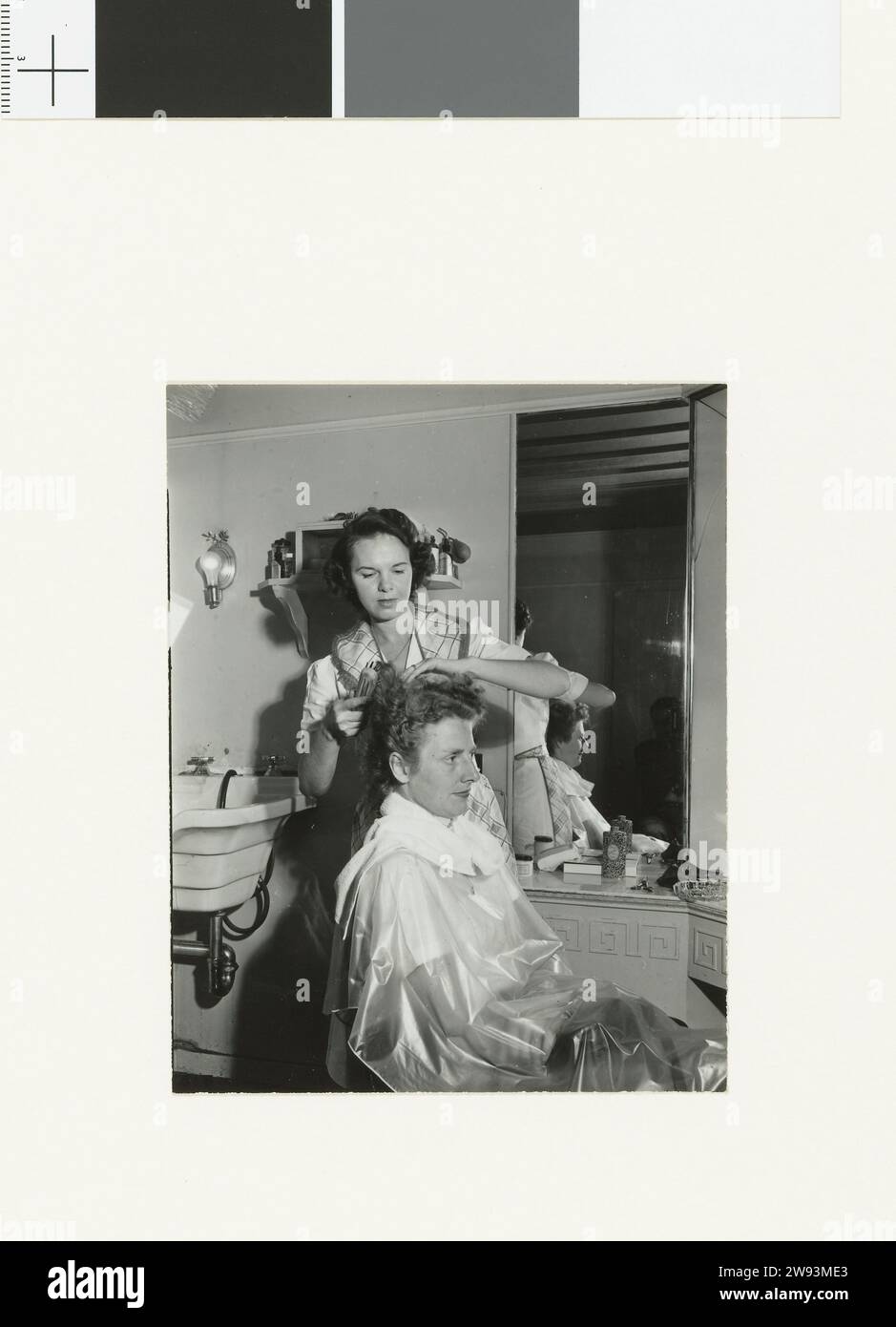 Les Haren de Fanny sont peignés par une esthéticienne, 1949 photographies documentaires Fanny Blankers-Koen subit un soin de beauté dans 'House of Westmore', un salon de beauté à Hollywood. Les Haren de Fanny sont peignés par une esthéticienne. La série 'Fanny in America' contient six photos. Hollywood soutien photographique Hollywood Banque D'Images