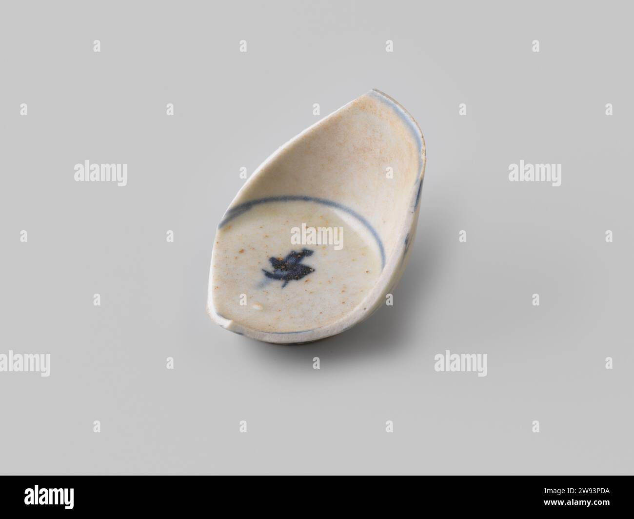 Fragment Wijnkom de V.O.C. navire de 'Witte Leeuw', avant 1613 fragment wijnkom. Au centre de cette vinecup sont tracées une fine ligne et une petite tache. À l'intérieur, un rouleau de fleurs et de tiges stylisées est dessiné. Autour de la lèvre-jante est une bande unique et autour du pied une double bande. Porcelaine Sint-Helena Banque D'Images