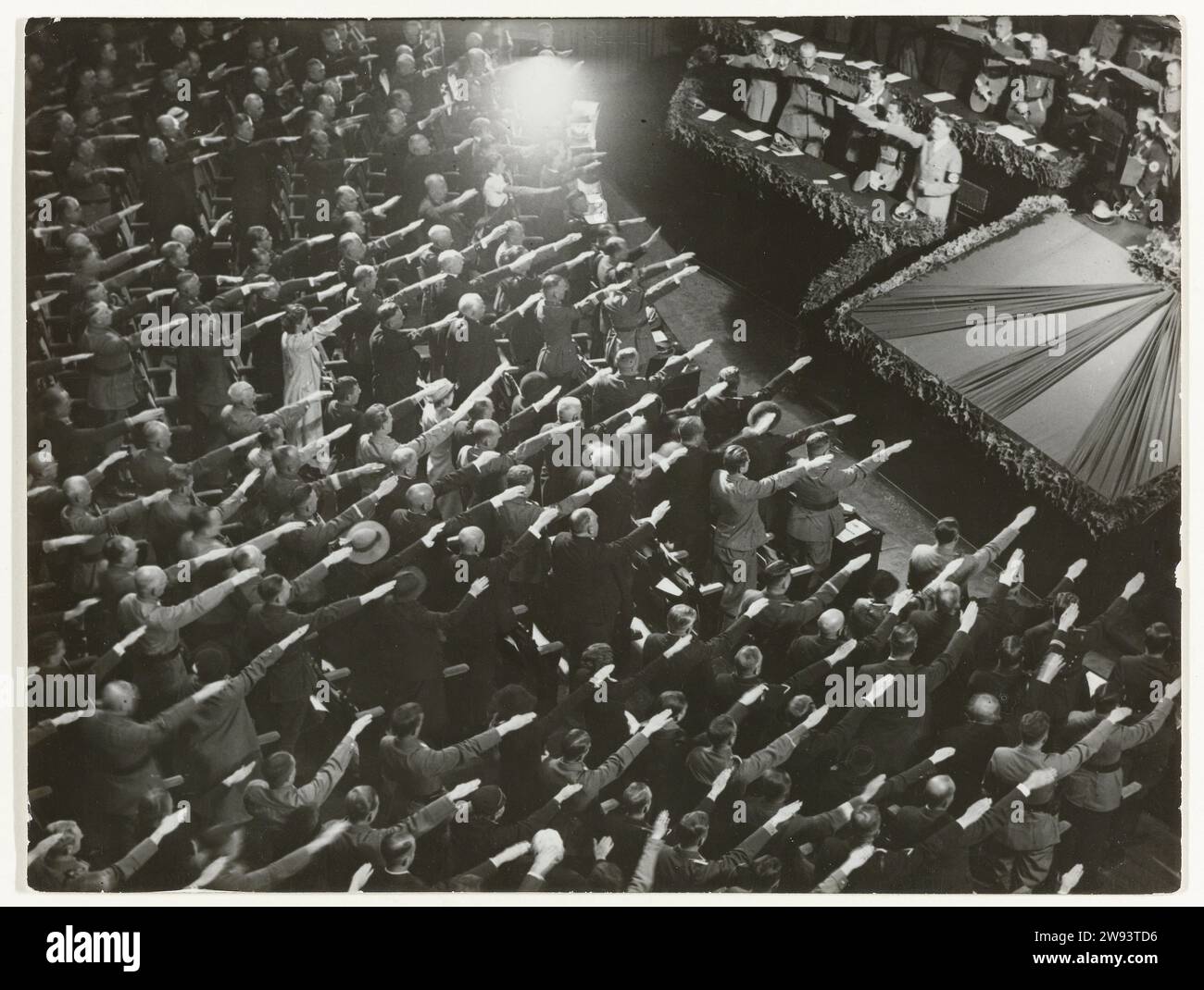 Winterhulp, photographie de 1935 dans le Krollopera à Berlin, le début du travail pour l'aide d'hiver a été inauguré festivement par A. Hitler. Ceux qui sont présents apportent le salut Hitler et chantent l'hymne national. Dans ce bâtiment, Hitler annonça le déclenchement de la 2e Guerre mondiale en 1939. Berlin soutien photographique Berlin Banque D'Images