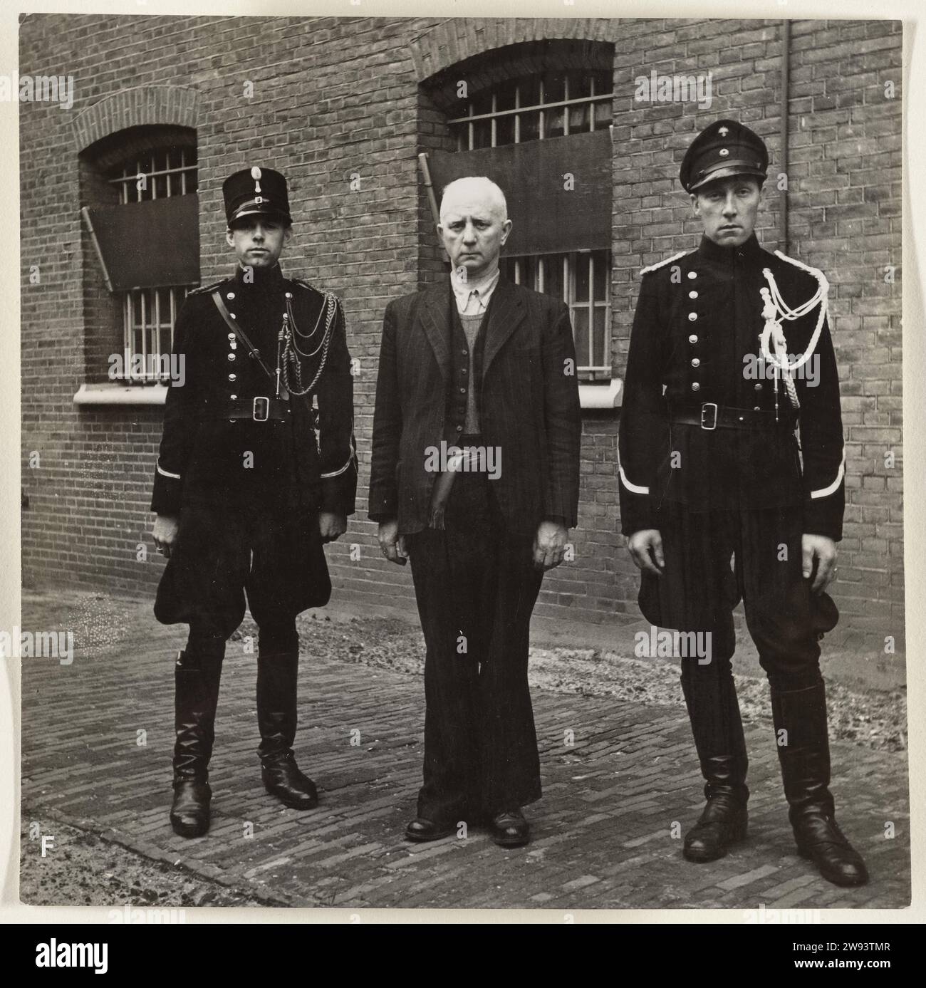 Max Blokzijl peu après son arrestation, 1945 photographie Blokzijl peu après son arrestation dans la cour de la prison de Scheveningen. La Haye soutien photographique la Haye Banque D'Images