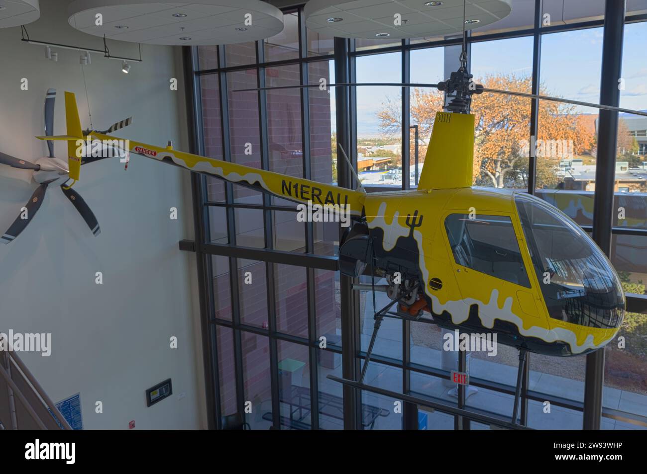 Modèle d'hélicoptère suspendu à l'intérieur du bâtiment de recherche STEM au célèbre Embry-Riddle Prescott Arizona US Aeronautical Engineering University College Campus Banque D'Images