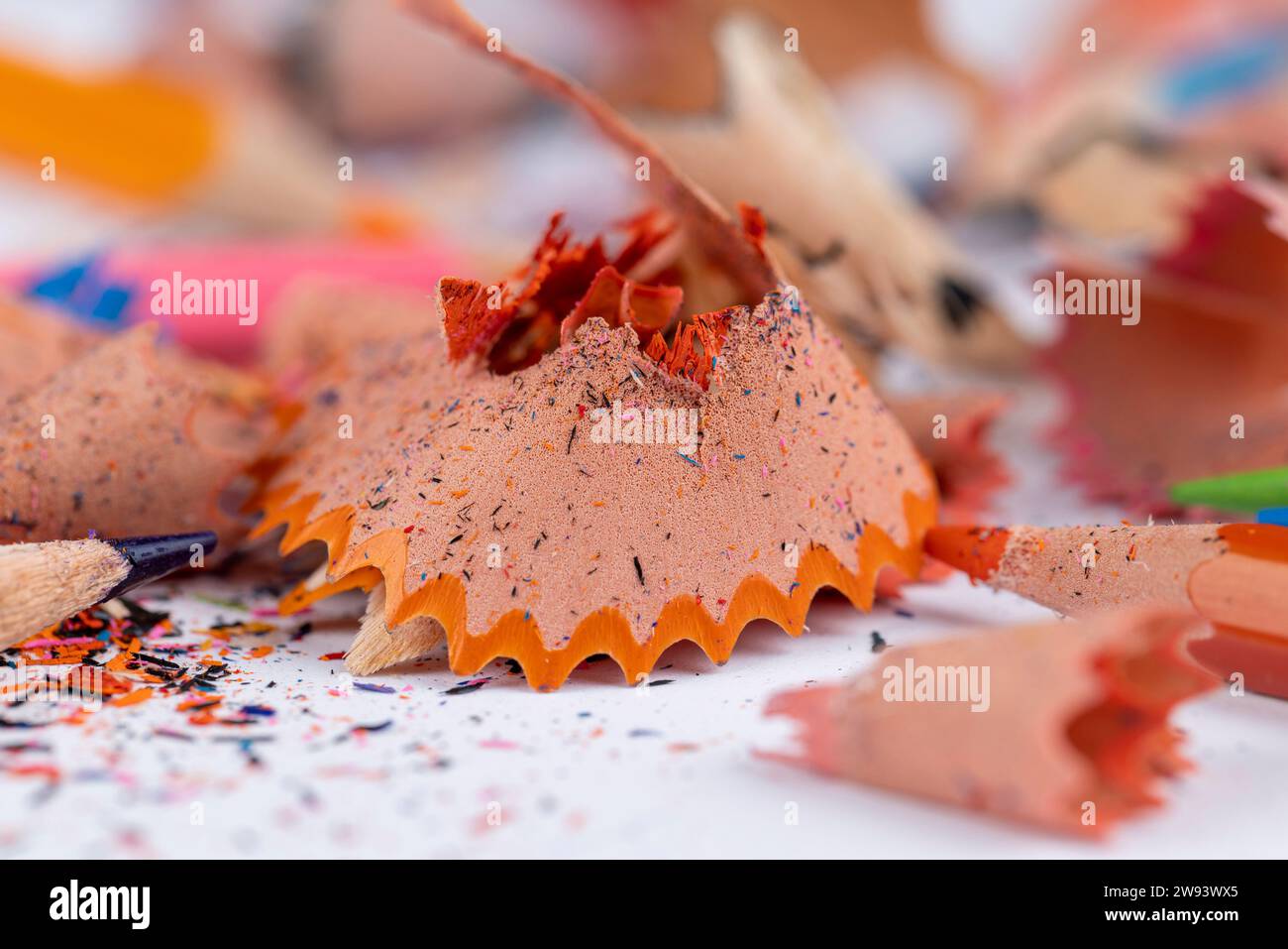 copeaux et morceaux de plomb sur papier après avoir aiguisé les crayons, préparation des crayons pour l'enseignement et le dessin Banque D'Images