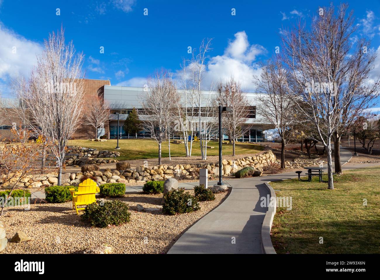 Chemin des étudiants piétons à la célèbre Embry-Riddle Aeronautical University Campus College School. Journée ensoleillée d'hiver Prescott Arizona Sud-Ouest États-Unis Banque D'Images