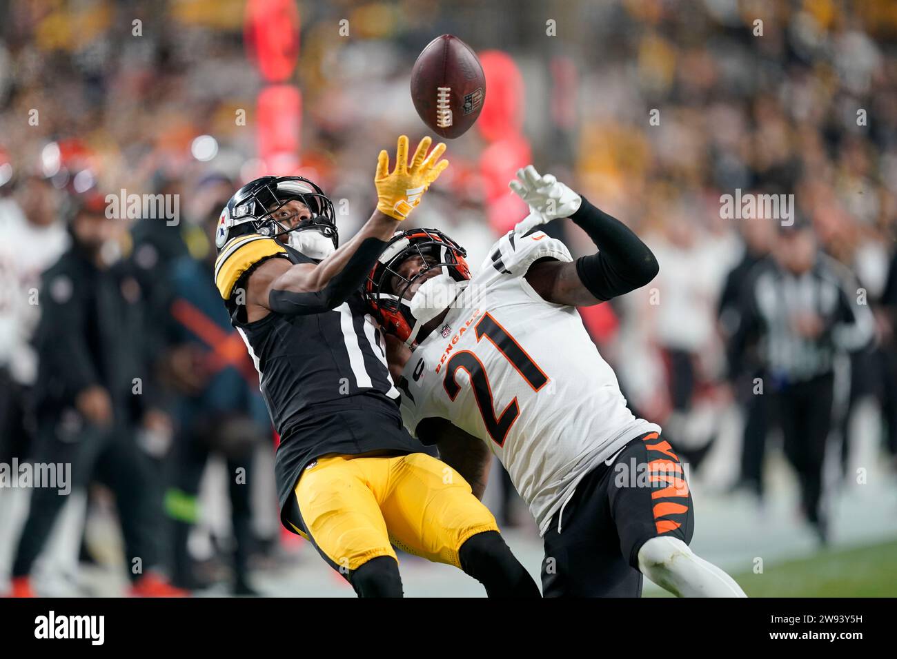 23 décembre 2023, blanc, blanc, États-Unis : 23 décembre, 2023 : Calvin Austin III #19 et Mike Hilton #21 lors du match Pittsburgh Steelers vs Cincinnati Bengals à Pittsburgh PA au stade Arisure. Brook Ward/AMG (image de crédit : © AMG/AMG via ZUMA Press Wire) USAGE ÉDITORIAL SEULEMENT! Non destiné à UN USAGE commercial ! Banque D'Images