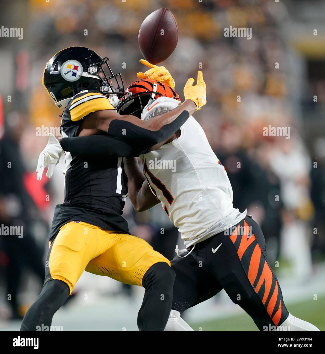 23 décembre 2023, blanc, blanc, États-Unis : 23 décembre, 2023 : Calvin Austin III #19 et Mike Hilton #21 lors du match Pittsburgh Steelers vs Cincinnati Bengals à Pittsburgh PA au stade Arisure. Brook Ward/AMG (image de crédit : © AMG/AMG via ZUMA Press Wire) USAGE ÉDITORIAL SEULEMENT! Non destiné à UN USAGE commercial ! Banque D'Images