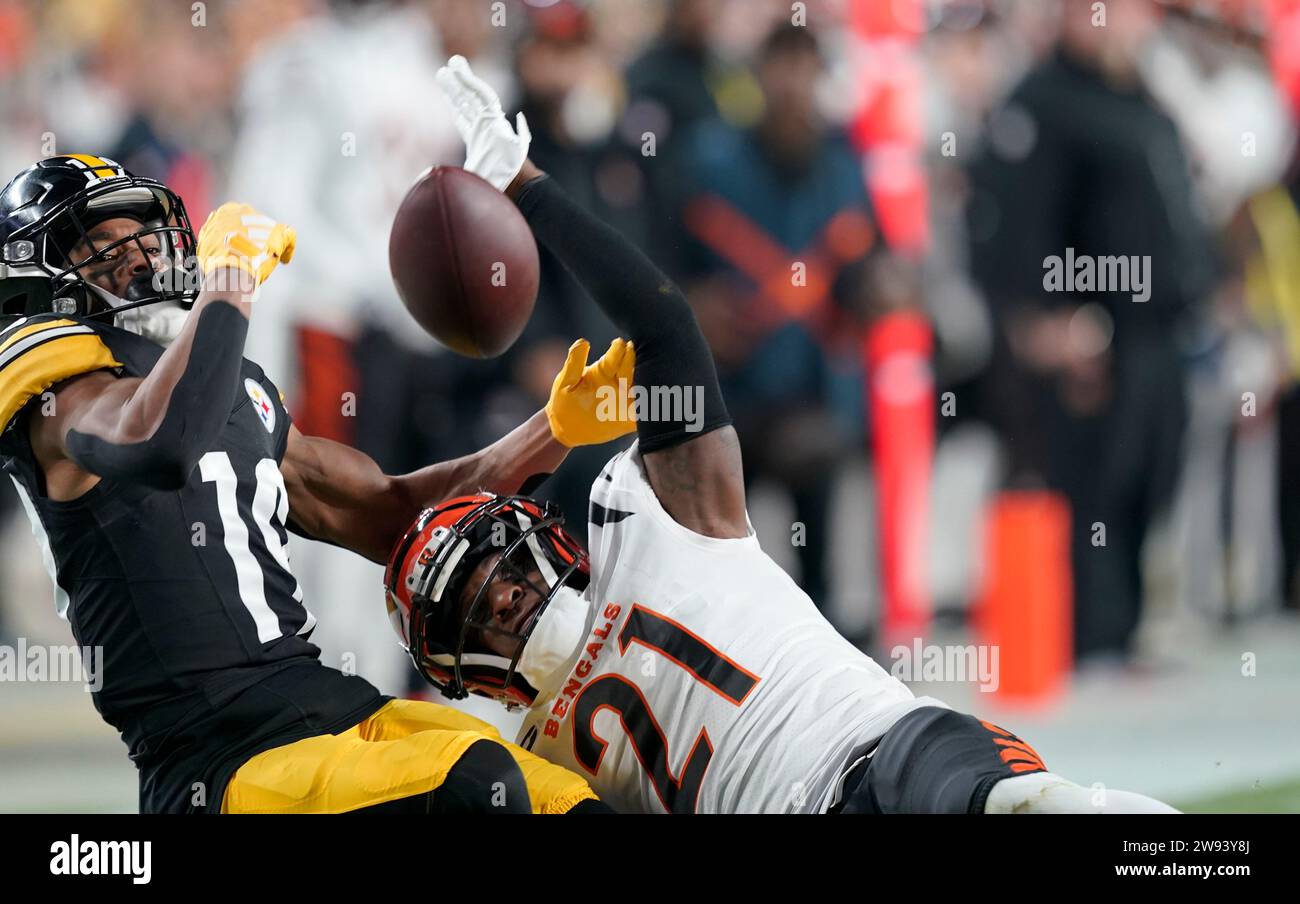 23 décembre 2023, blanc, blanc, États-Unis : 23 décembre, 2023 : Calvin Austin III #19 et Mike Hilton #21 lors du match Pittsburgh Steelers vs Cincinnati Bengals à Pittsburgh PA au stade Arisure. Brook Ward/AMG (image de crédit : © AMG/AMG via ZUMA Press Wire) USAGE ÉDITORIAL SEULEMENT! Non destiné à UN USAGE commercial ! Banque D'Images