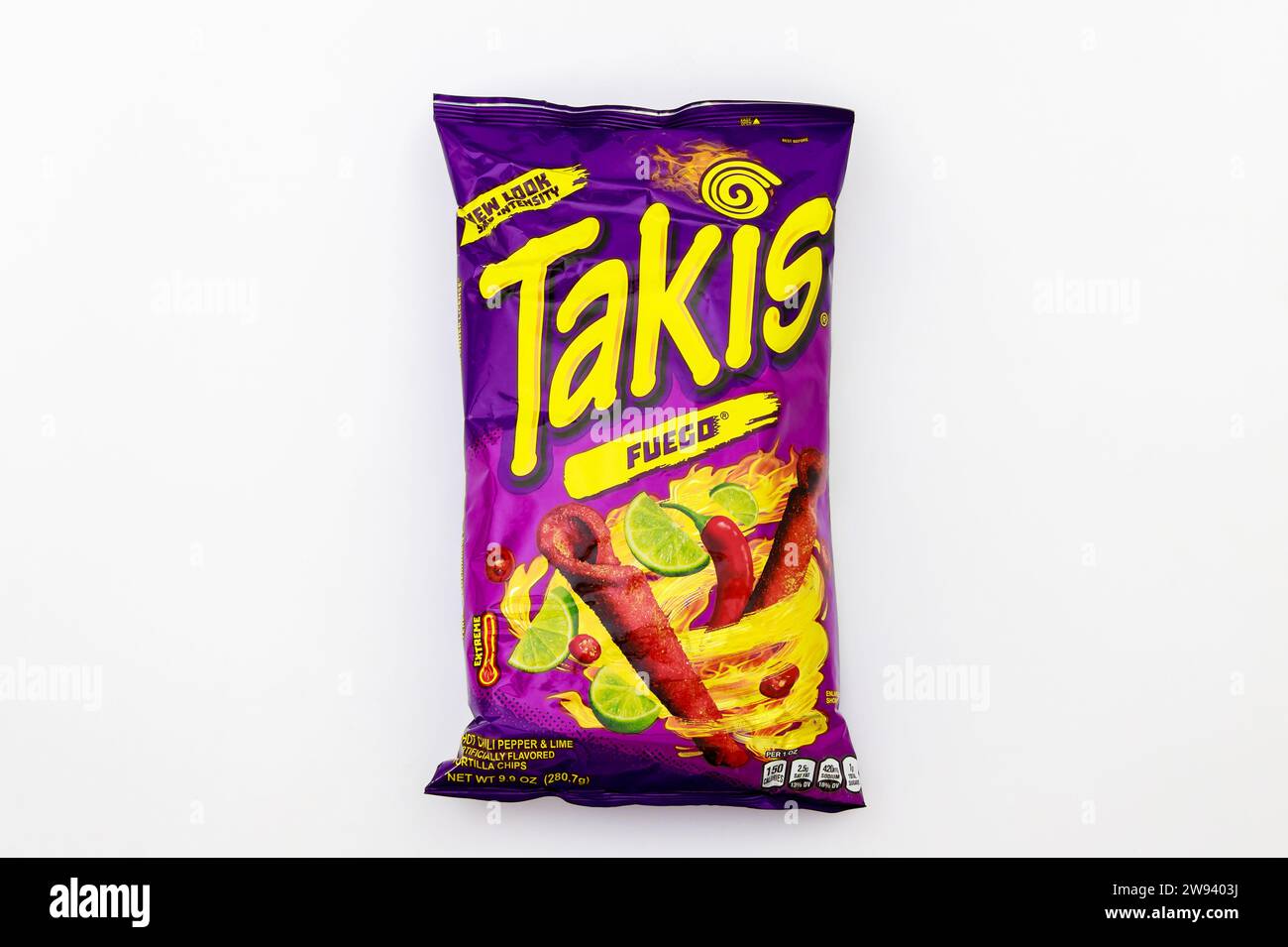 Piment fort Takis Fuego et croustilles tortilla roulées au citron vert Banque D'Images