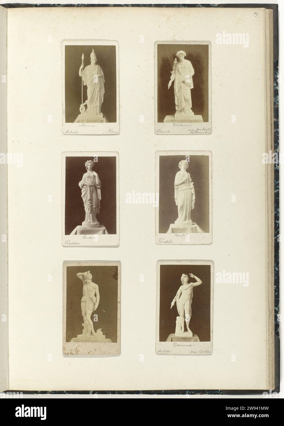 Six cartes de visite avec images, c. 1866 - c. 1900 Photographie. Carte de visite Images de Minerva, Victoria, Printemps, automne, Ganymède et un personnage inconnu. Au bas de cinq des six cartes-de-visite est écrit au crayon ce qui est représenté ; sous la photo en haut à droite se trouve le nom Ranch., sous les photos au milieu le nom Pradier. papier. impression d'albumen sur carton Banque D'Images