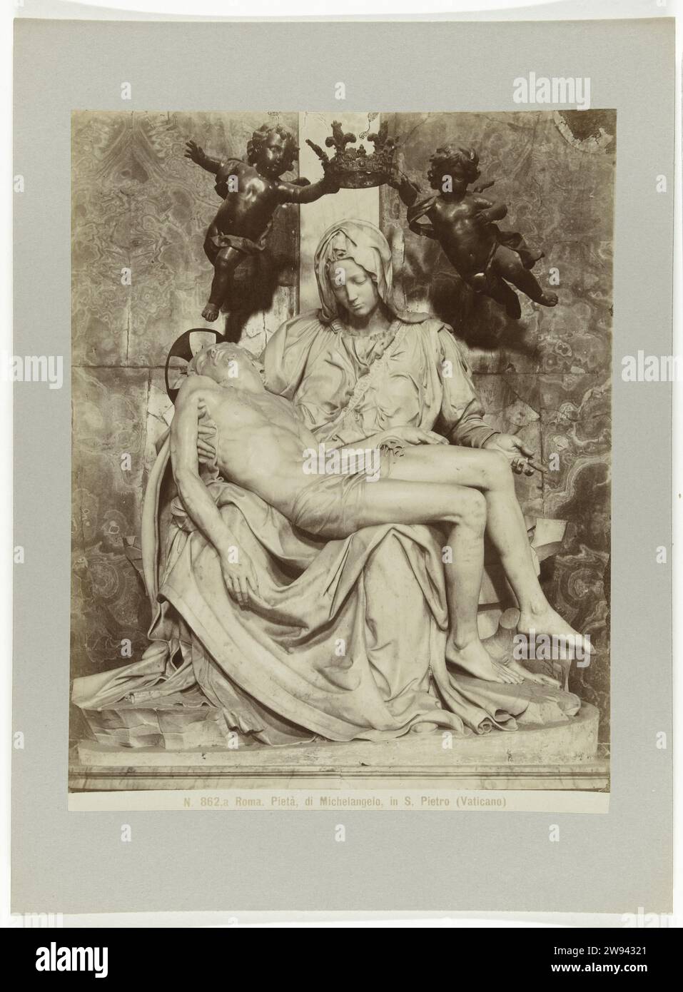 Pieta sculptée à St. Pierre, Rome, c. 1880 - c. 1904 photographie Pieta faite par Michel-Ange. Journal de Rome. support photographique. Impression d'albumen en carton St. Basilique de Pierre Banque D'Images