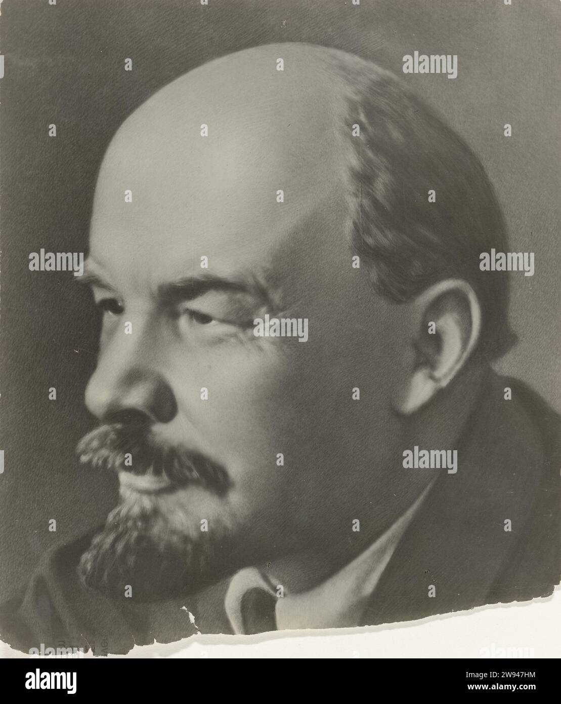 Portrait de Lénine du bureau de Paul de Groot, président du PCN, c. 1920 photographie Portrait de Wladimir Ilijkitch Uljanov (Lénine) à Driekwart. La photo est retouchée, probablement déjà sur le négatif. Lénine a les cheveux gris ici et là. En bas, il manque un bord du papier photo. Au dos, il y a différents timbres: "Imprimé en Union des Républiques socialistes soviétiques" et un timbre rouge avec la date du 18 janvier 1952. Au crayon : 'vérité' (le Dagblad du CPN) et 'miroir'. Il y a de la vieille colle sur le dos. En haut de la photo se trouve un trou d'une punaise. Photographie de l'Union soviétique Banque D'Images