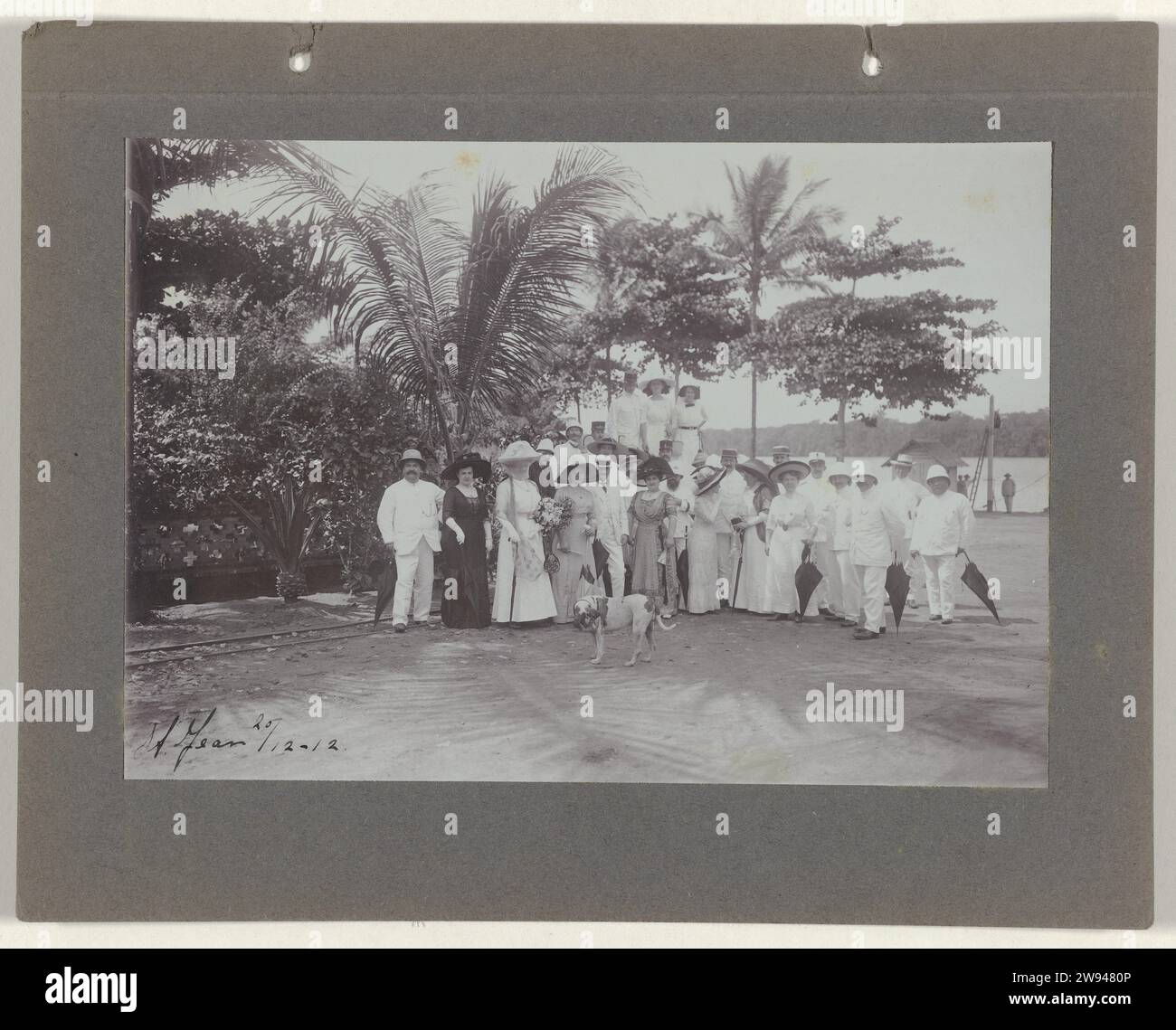 La compagnie pose au bord de la rivière à Saint Jean, 1912 photographie Portrait de groupe d'une compagnie posant au bord de la rivière à Saint-Jean-du-Maroni à Frans Guyana le 20 décembre 1912. Fait partie d'un groupe de photos de la famille Boom-Gonggrijp au Suriname. Frans Guyana support photographique. Personnages historiques anonymes en carton représentés dans un groupe, dans un portrait de groupe Frans Guyana. Saint-Jean-du-Maroni Banque D'Images