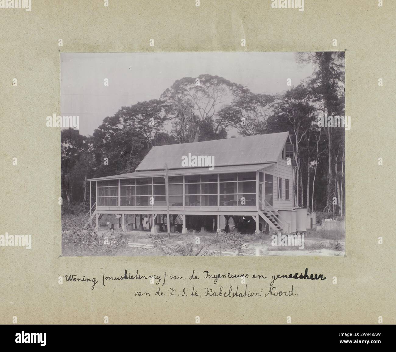 Maison (sans moustiques) des ingénieurs et du médecin du K.S. à 'station de câble' Noord, 1905 - 1910 Photographie la maison des ingénieurs et du médecin du camp (J.E. Wesenhagen) à la station de câble du côté nord. Photo dans l'album photo sur la construction du Lawaspoorweg au Suriname dans les années 1903-1912. Fait partie d'un groupe d'objets de la famille Wesenhagen au Suriname. Suriname chemin de fer de soutien photographique, tramway ; chemin de fer à crémaillère Suriname Banque D'Images