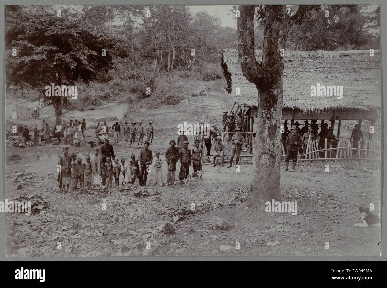 Dorpelingen, 1903 - 1913 photographiez des villageois posant avec les Hollandais et les soldats. Photo collée dans un album avec 107 photos sur la construction du Gajoweg au nord de Sumatra entre Bireuen et Takinguen entre 1903-1914. Noord-sumatra support photographique Gajoweg Banque D'Images