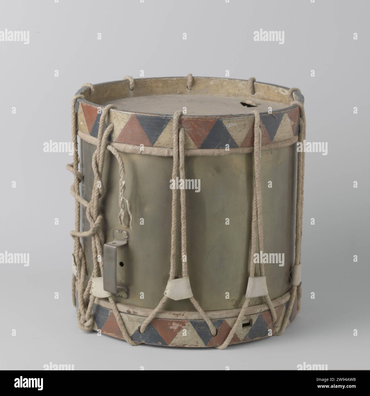 Tambour, c. 1825 - c. 1832 instrument de musique. instrument à percussion. Tambour tambour de cuivre avec bord supérieur et inférieur en bois, points rouges, blancs et bleus. Avec des numéros gravés : a / 143. Pays-Bas cuivre (métal). bois (matière végétale). cuir Banque D'Images