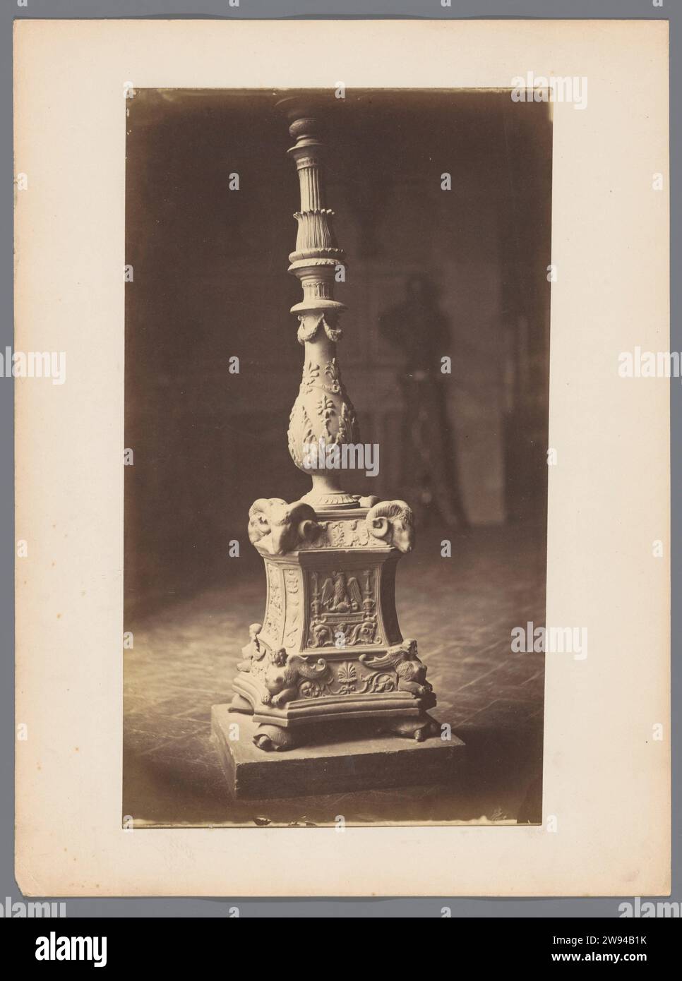 Kandelaber met Ramkoppen en Sphinxen, c. 1875 - c. 1900 photographie Italie support photographique impression albumine lustre, candélabre. tête de ram  ornement. sphinx (lion/femme) ; 'Sfinge' (Ripa). sculpture (+ relief  sculpture) Banque D'Images