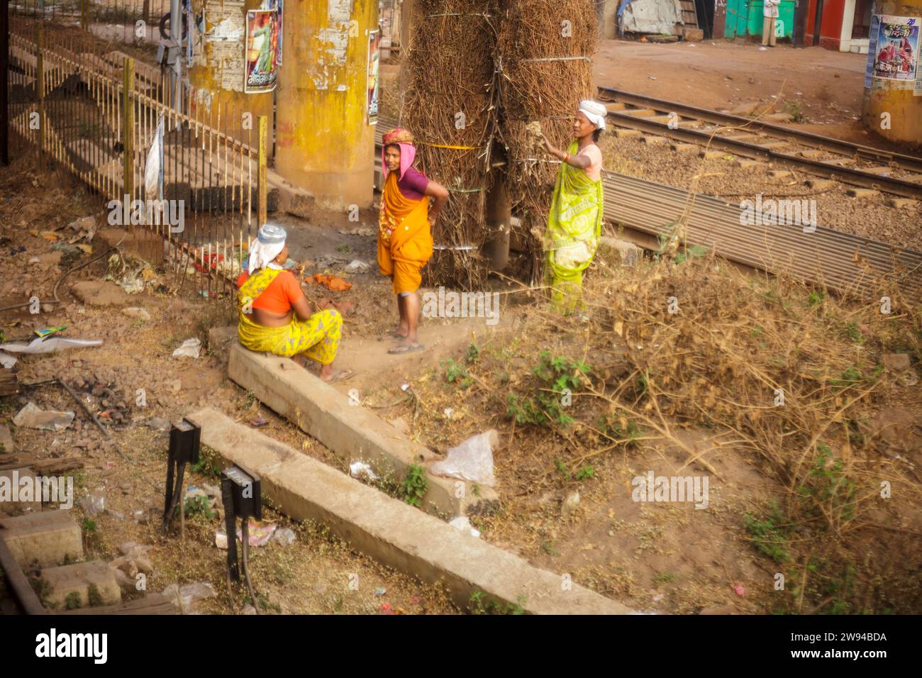 3 femmes indiennes travaillantes qui font une pause entre les voies ferrées. Employés des chemins de fer indiens. Niveau inférieur. Banque D'Images