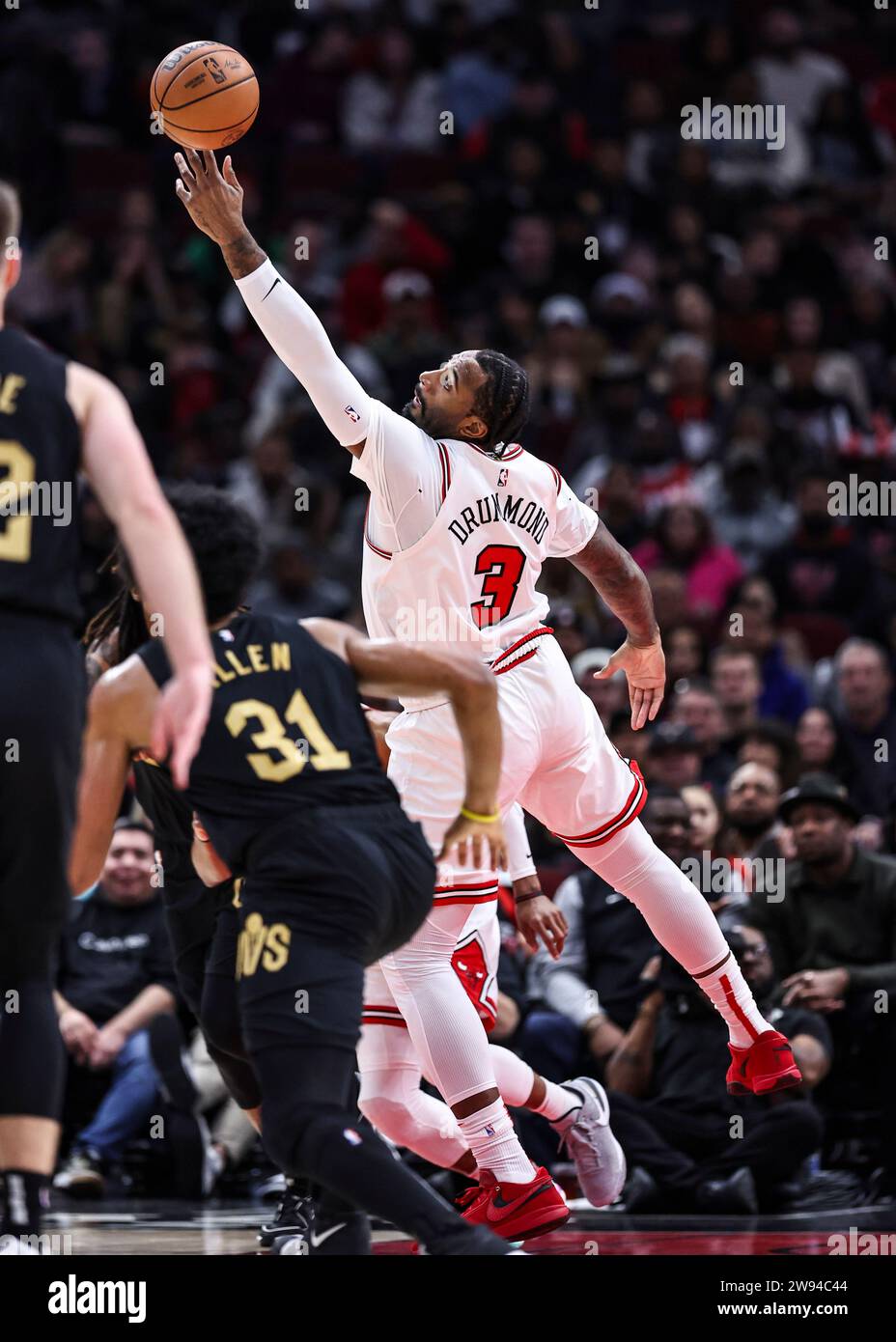 Chicago, États-Unis. 23 décembre 2023. Andre Drummond (top) des Chicago Bulls participe au match de saison régulière de la NBA entre les cavaliers de Cleveland et les Chicago Bulls à Chicago, aux États-Unis, le 23 décembre 2023. Crédit : Joel Lerner/Xinhua/Alamy Live News Banque D'Images