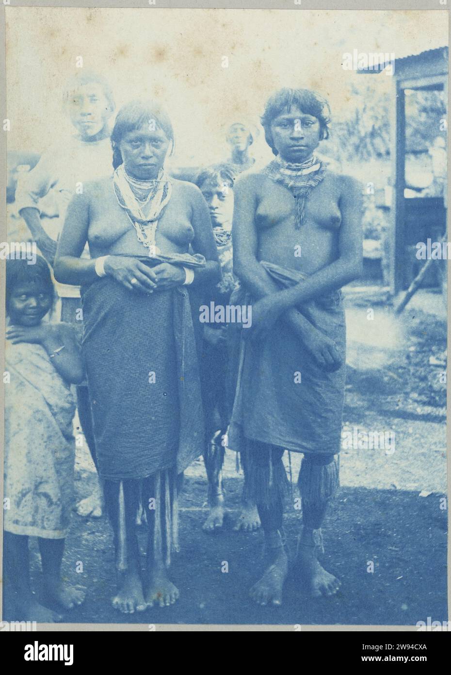 Suriname Caribbean, 1903 - 1910 photographie deux debout posant de jeunes femmes des Caraïbes surinamaises. Partie de l'album photo de la famille Doijer, souvenir de Voyage (partie 1), dans et autour de la plantation Ma retraite au Suriname dans les années 1903-1910. Suriname support photographique cyanotype peuples autochtones d'Amérique du Sud Suriname Banque D'Images