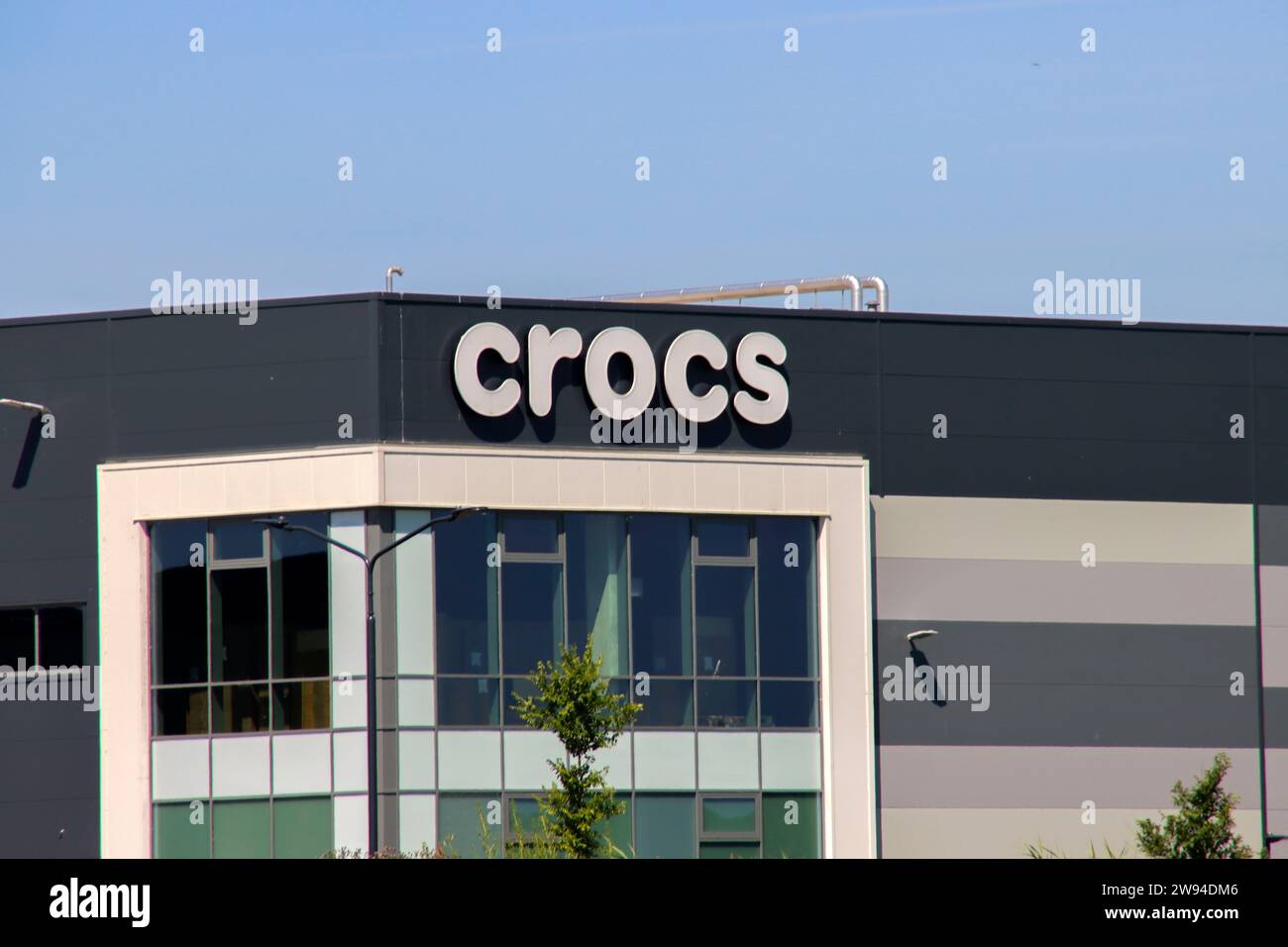 Distribution des sabots en plastique nommés Crocs à Dordrecht aux pays-Bas Banque D'Images