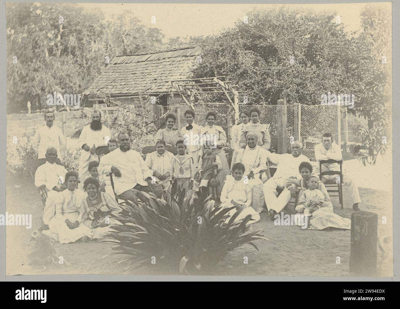 Portrait de groupe, 1906 - 1913 photographie photo de groupe d'une famille ou d'un groupe inconnu. Partie de l'album photo souvenir de Voyage (partie 4), sur la vie de la famille Dooyer dans et autour de la plantation Ma retraite au Suriname dans les années 1906-1913. Suriname soutien photographique Suriname Banque D'Images