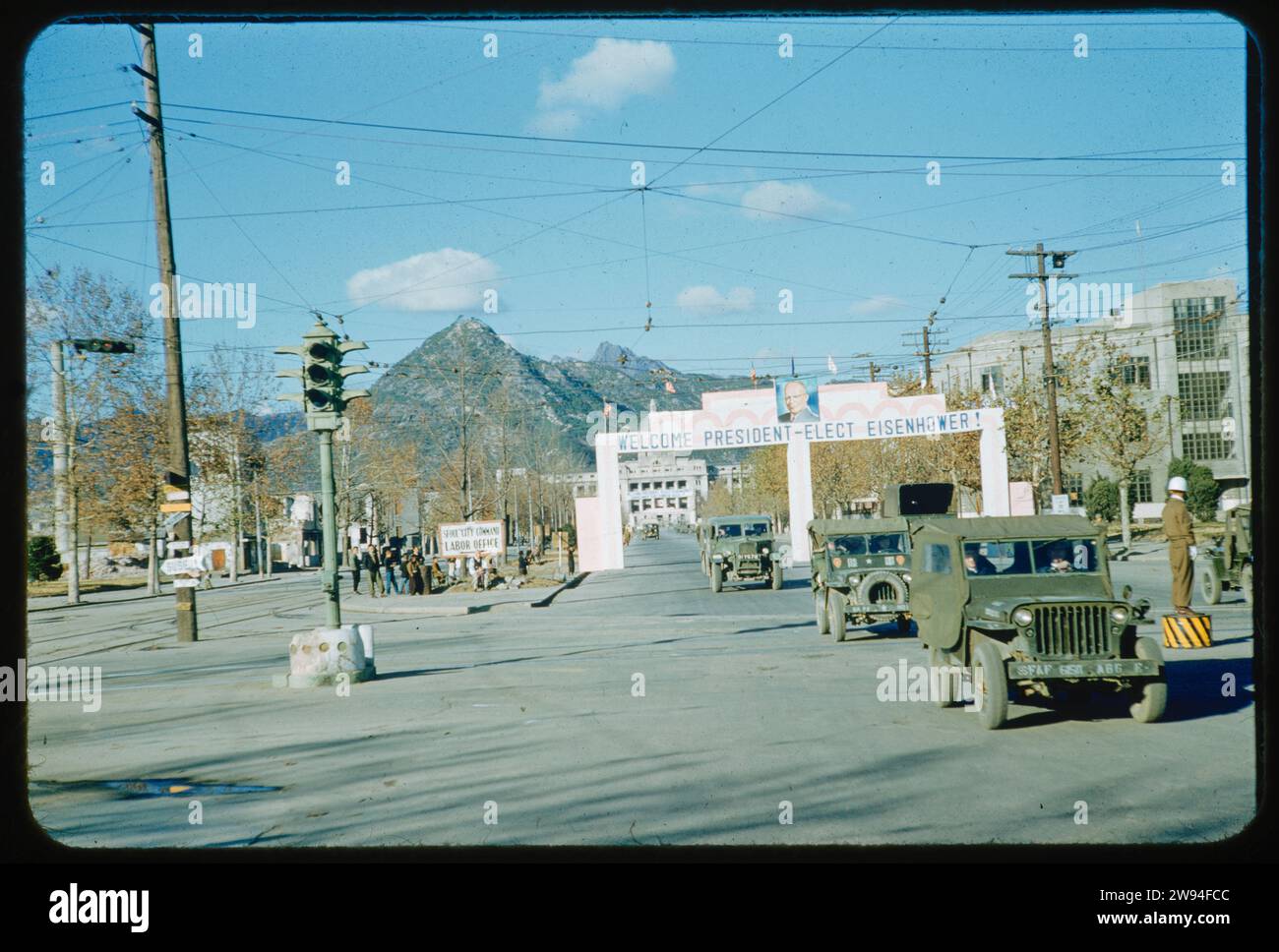 Seoul, David Ketel, 1952 diapositive couleur en arrière-plan un arc honorifique avec le texte : Bienvenue au président élu Eisenhower, décembre 1952. Corée Slide Corée Banque D'Images