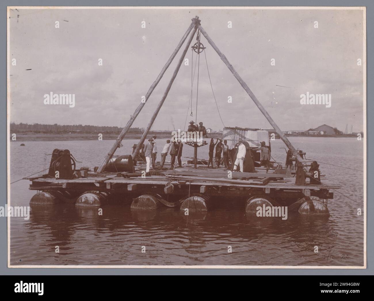 Forage de sol à Den Geul, Anonyme, 1921 photographie Floating Smooth avec une institution de forage, travaillant dans le Geul de Nieuwe Haven, octobre 1921. Numéroté : 67. Partie du groupe de photos individuelles sur la construction du port Belawan sur la côte pour Medan, Sumatra 1921-1922. Port de soutien photographique de Belawan. Chantier Belawan Banque D'Images