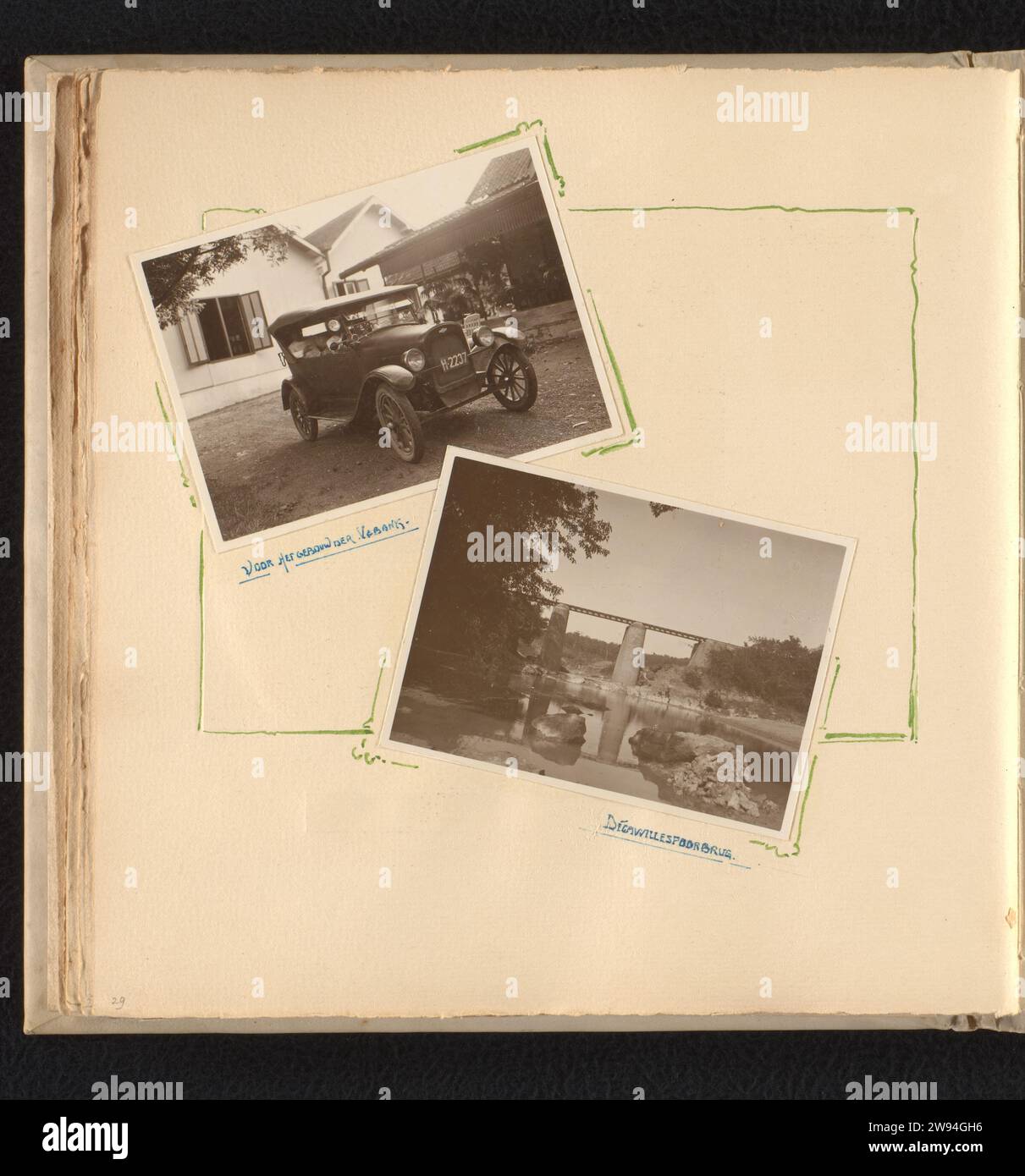 Voiture et Spoorbrug à Grobogan, Anonyme, 1910 - 1928 Photographie Magazine Album avec deux photos d'une voiture et d'un pont ferroviaire sur une rivière à Grobogan. La feuille est décorée avec un travail périphérique autour des photos. Partie de l'album photo offert à J. Habbema par le corps d'administration intérieure du Regentschap Grobogan, dans la fin de son administration sur la régence, probablement en 1928. Papier Grobogan. Support photographique dessin Grobogan Banque D'Images