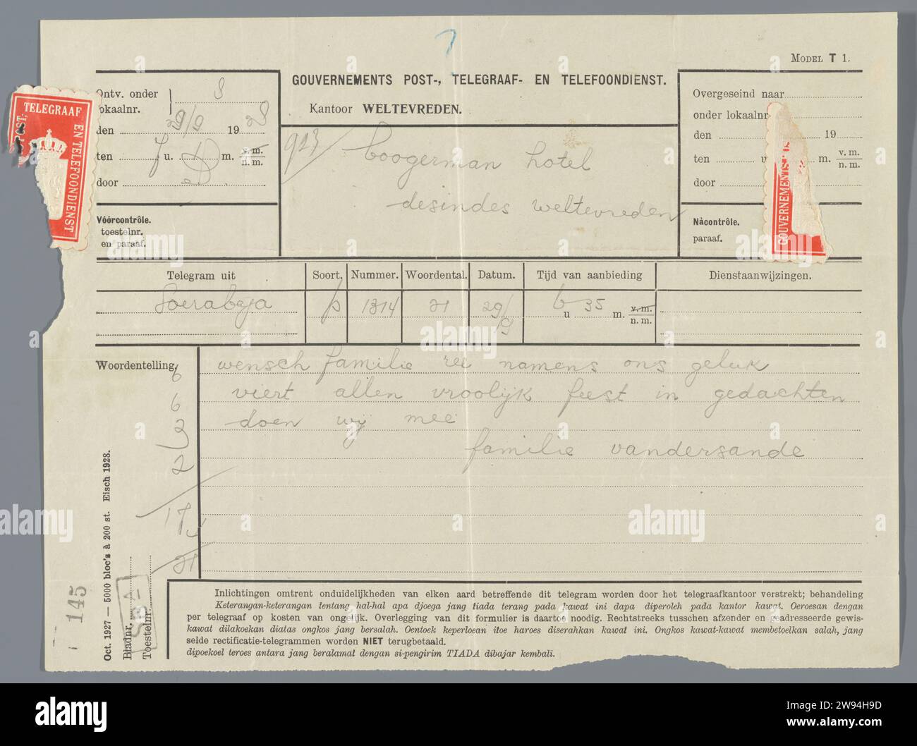 Télégramme avec félicitations, 1928, PTT, 1928 télégramme avec félicitations au nom de la famille Vandersande, envoyé de Surabaya le 29 septembre 1928. Document de Government Post, Telegraaf- et service téléphonique, bureau Weltevreden, avec texte imprimé et dactylographié, timbres et sceau brisé. Fait partie de l'album de rappel offert à Willem Ree de Accountantsbureau Frese & Hogeweg lors de son départ au bureau de Weltevreden le 30 septembre 1928. Papier Welted People Batavia Banque D'Images