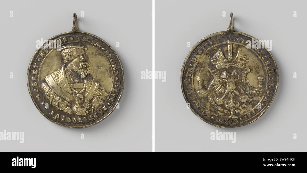 Karel V, Keizer allemand, Monogram Filer WS (medalur), médaille d'histoire 1541 Médaille d'argent avec oeil porteur. Devant : homme de poitrine avec gant dans la main à l'intérieur du changement. Revers : armoiries couronnées avec ordre de molleton de florin entre les colonnes d'Herkules dans le revêtement d'argent (métal). dorure (matériau) coulée / dorure Banque D'Images