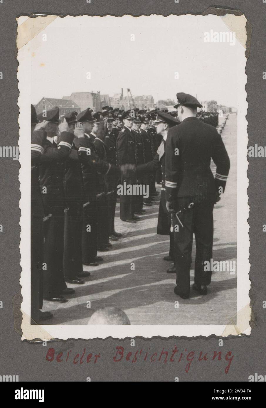 Inspection, Anonyme, 1941 - 1945 photographie cette photo fait partie d'un album. Papier néerlandais. support photographique gélatine argentique occupation  guerre. personnages historiques. Examen, inspection (de la compagnie, de l'unité, de la troupe) pays-Bas Banque D'Images