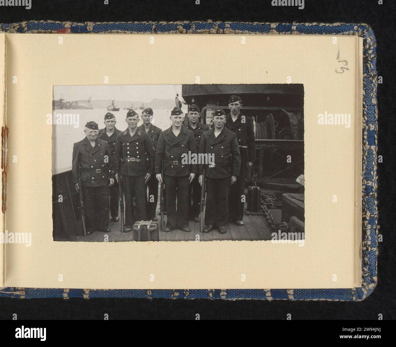 Portrait de groupe, anonyme, 1940 - 1943 photographie Un groupe de marins allemands pose en uniforme sur le pont d'un navire. Partie de l'album photo sur la Kriegsmarine 1940-1943. support photographique gélatine argentique imprimer la société, l'unité, la troupe  service militaire. marin Banque D'Images