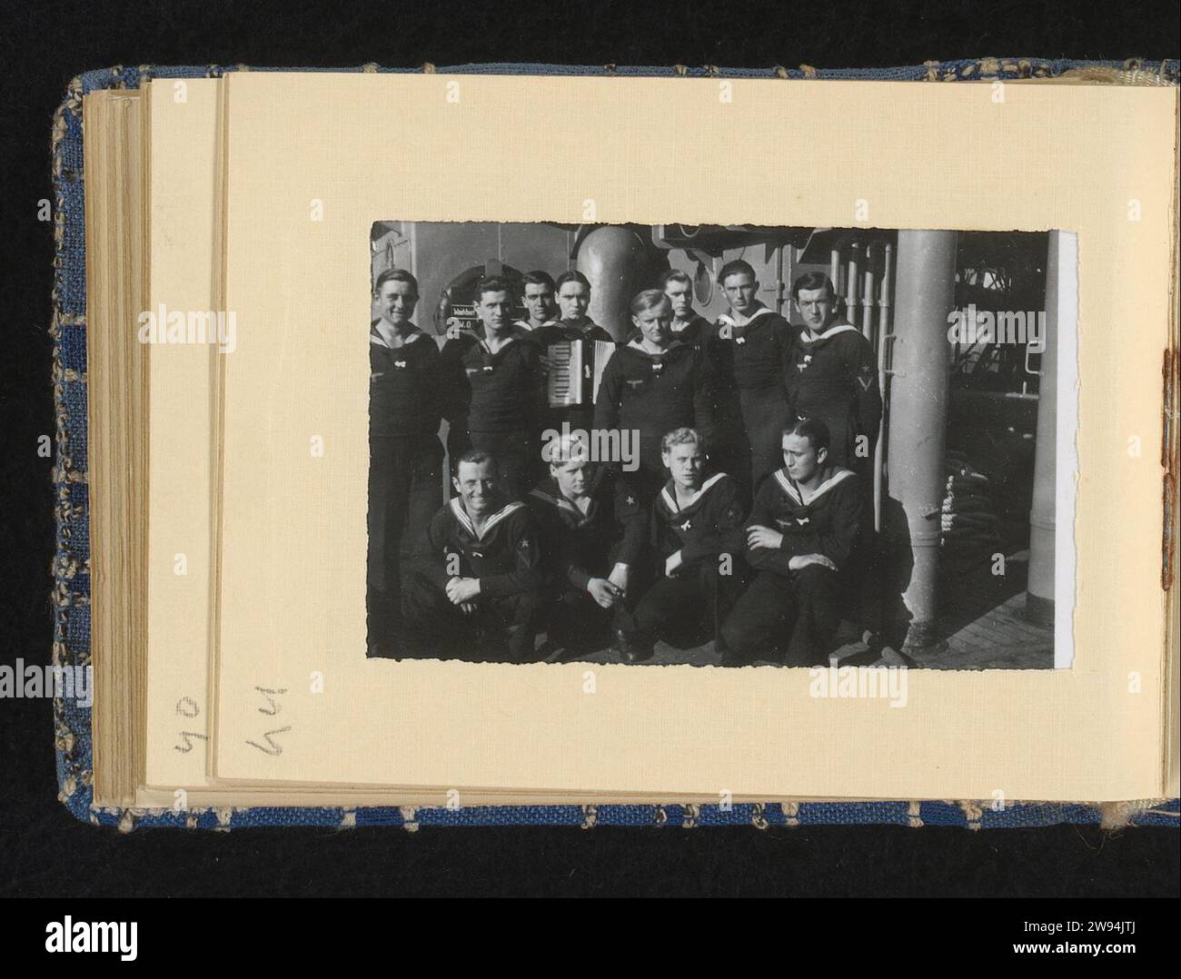 Portrait de groupe, anonyme, 1940 - 1943 photographie Un groupe de marins allemands pose en uniforme sur le pont d'un navire. Partie de l'album photo sur la Kriegsmarine 1940-1943. support photographique gélatine argentique imprimer la société, l'unité, la troupe  service militaire. marin Banque D'Images