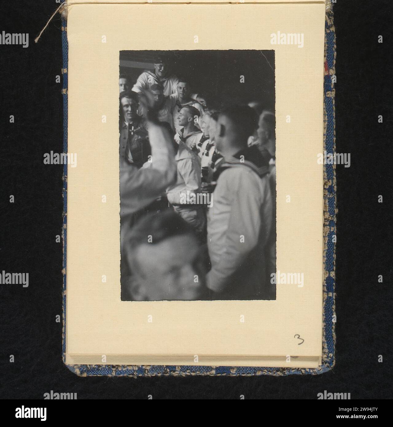 Sailors Celebrate, Anonyme, 1940 - 1943 photographie chantant et faisant la fête des marins allemands en uniforme blanc. Partie de l'album photo sur la Kriegsmarine 1940-1943. Pays-Bas (peut-être) support photographique gélatine argentique impression la société, l'unité, la troupe  service militaire. loisirs  le soldat hors service. Sailor pays-Bas Banque D'Images
