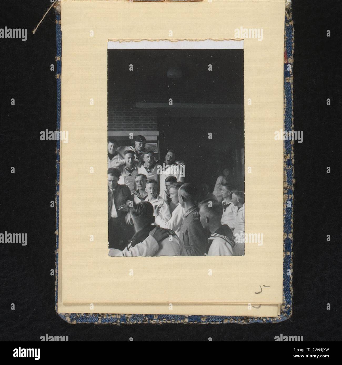 Sailors Celebrate, Anonyme, 1940 - 1943 photographie chantant et faisant la fête des marins allemands en uniforme blanc. Partie de l'album photo sur la Kriegsmarine 1940-1943. Pays-Bas (peut-être) support photographique gélatine argentique impression la société, l'unité, la troupe  service militaire. loisirs  le soldat hors service. Sailor pays-Bas Banque D'Images