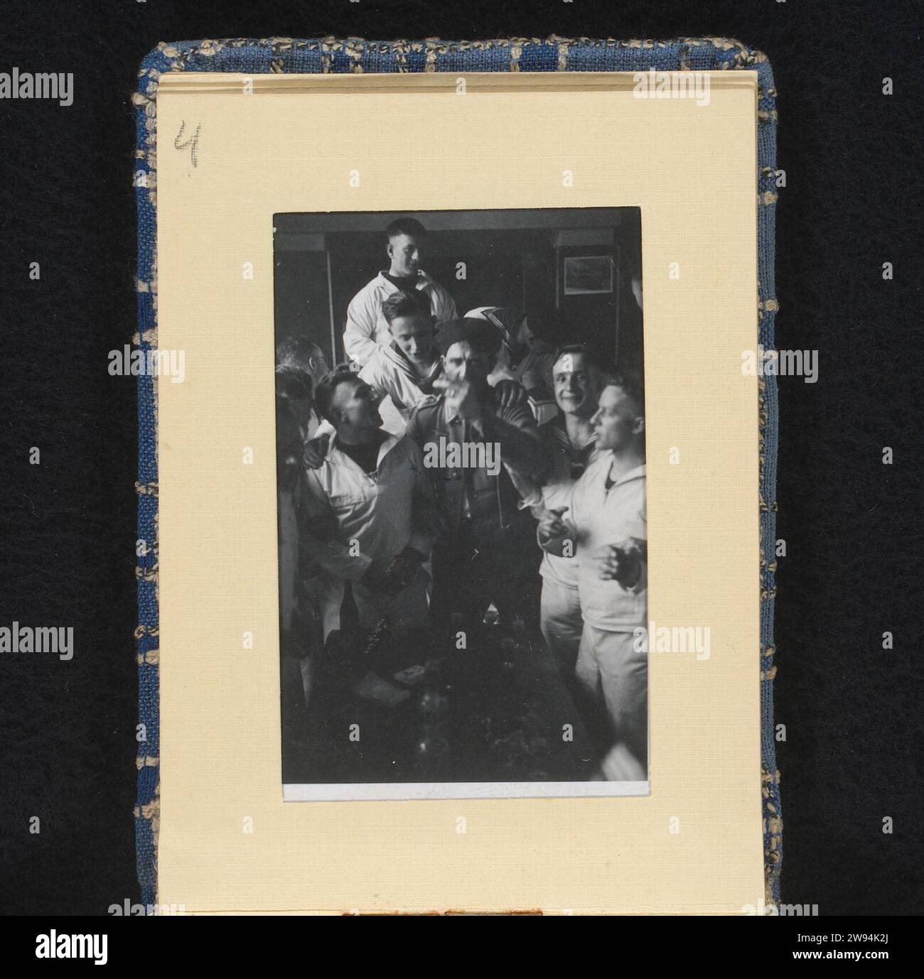 Sailors Celebrate, Anonyme, 1940 - 1943 photographie chantant et faisant la fête des marins allemands en uniforme blanc. Partie de l'album photo sur la Kriegsmarine 1940-1943. Pays-Bas (peut-être) support photographique gélatine argentique impression la société, l'unité, la troupe  service militaire. loisirs  le soldat hors service. Sailor pays-Bas Banque D'Images