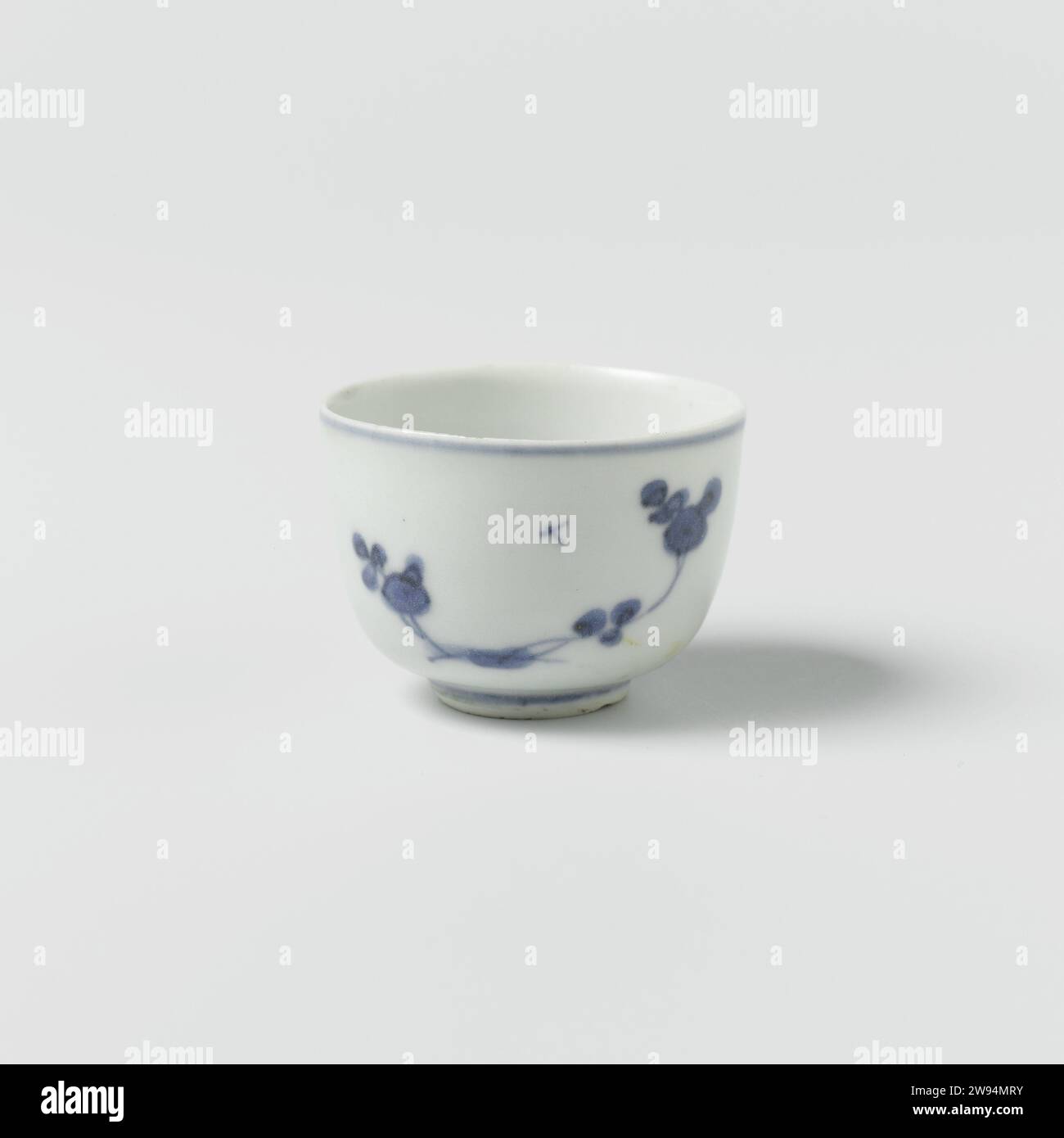 Viennent de V.O.C.-Schip de 'Witte Leeuw', Anonyme, avant 1613 bol viennent de V.O.C. navire le 'Witte Leeuw', 100 présent. Fleurs en porcelaine Jingdezhen  ornement - AA - stylisé Sint-Helena Banque D'Images