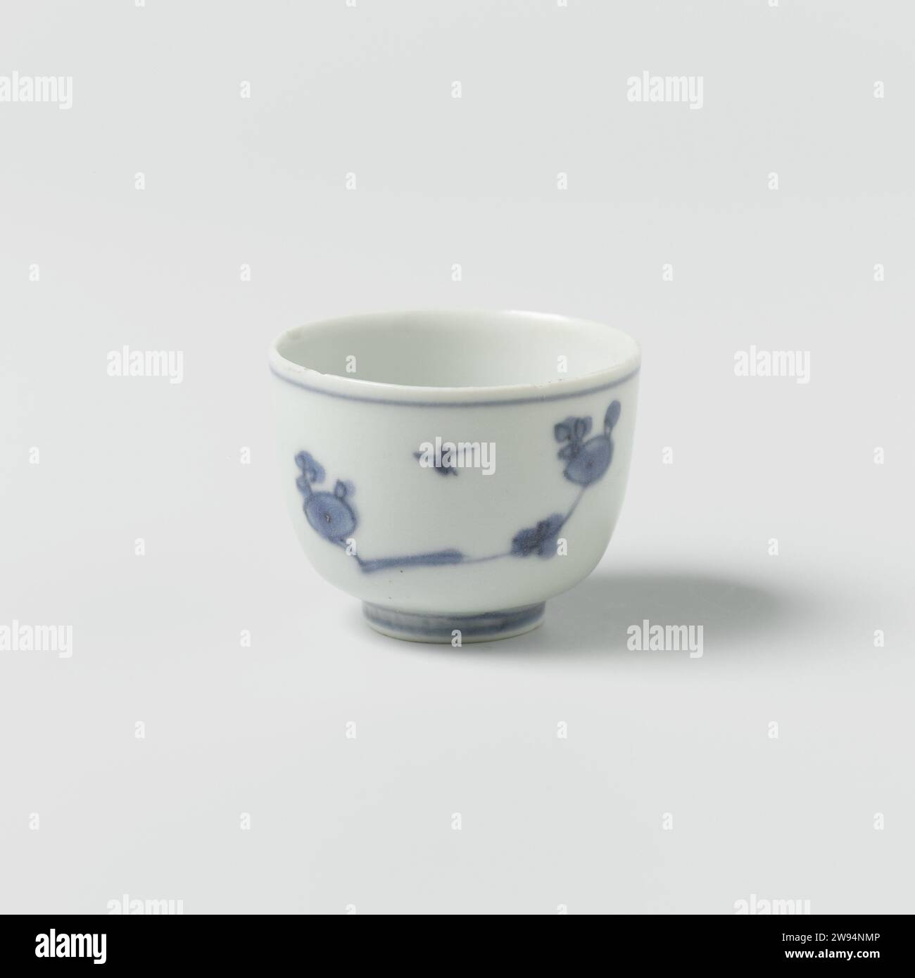 Viennent de V.O.C.-Schip de 'Witte Leeuw', Anonyme, avant 1613 bol viennent de V.O.C. navire le 'Witte Leeuw', 100 présent. Fleurs en porcelaine Jingdezhen  ornement - AA - stylisé Sint-Helena Banque D'Images