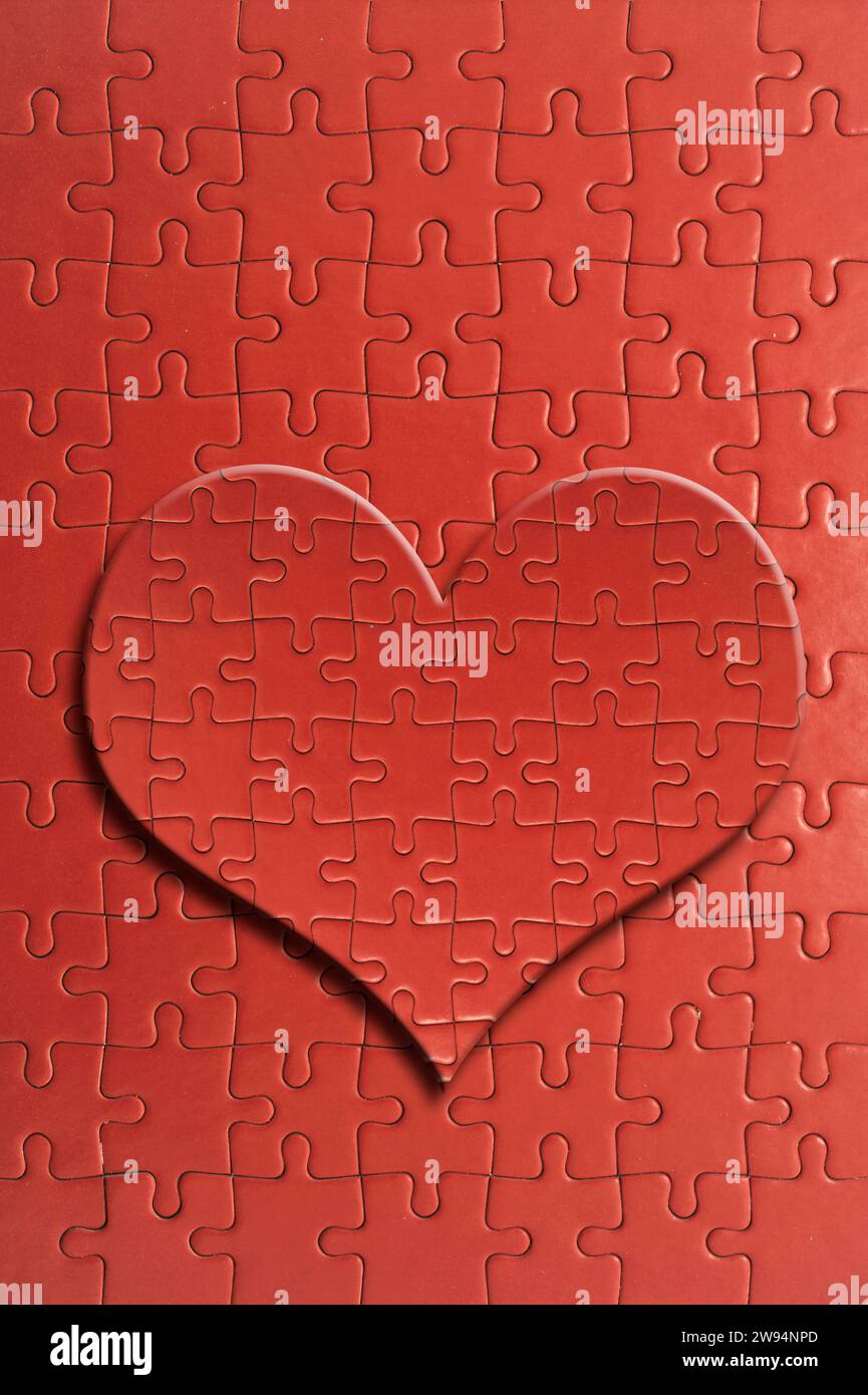Puzzle rouge et un cœur formé dessus, concept Valentine Banque D'Images