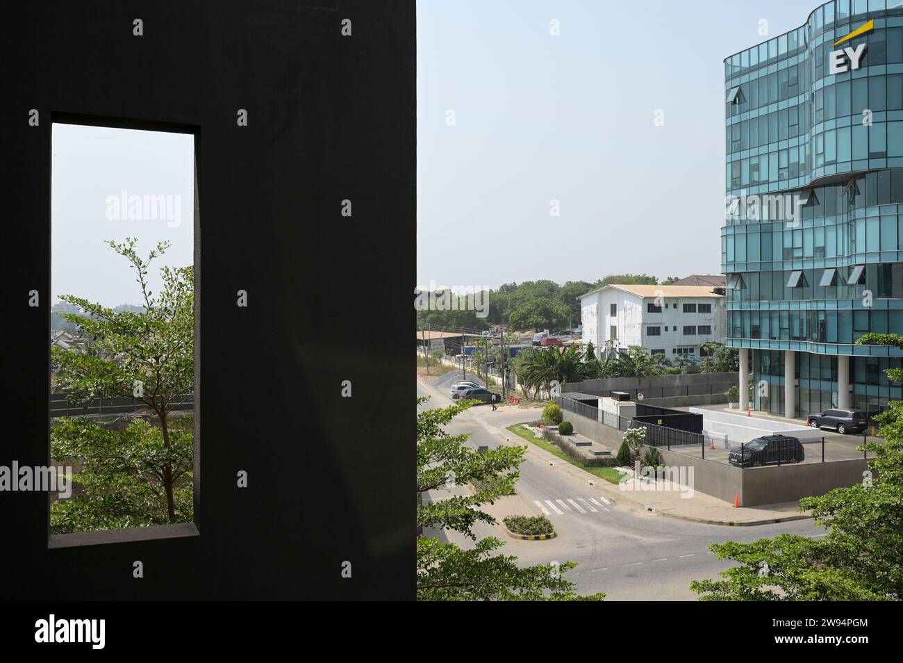 GHANA, Accra, EY Ernst and Young Global Limited, une société internationale de conseil fiscal, de conseil, de comptabilité et d'audit financier, tour de bureaux avec logo, EY a audité la société Wirecard / GHANA, Accra, Bürohaus von Ernst & Young EY, ein global agierendes Finanz-, Steuerberatungs- und Wirtschaftsprüfungsunternehmen, prüfte auch die gezinkten Bilanzen des Pleite gegangenen Zahlungsdienstleisters Wirecard AG Banque D'Images