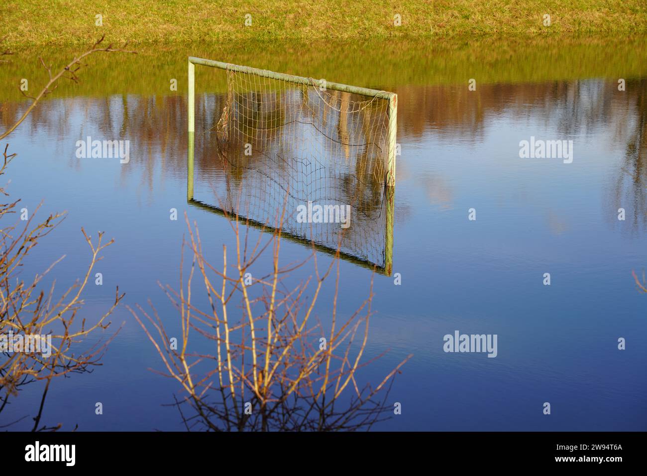 But de football inondé avec de belles réflexions sur la journée ensoleillée d'hiver Banque D'Images
