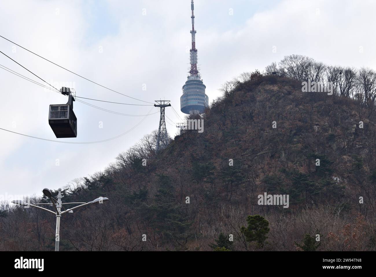 Un téléphérique remontant le parc de montagne Namsan jusqu'à la Tour N Séoul Banque D'Images