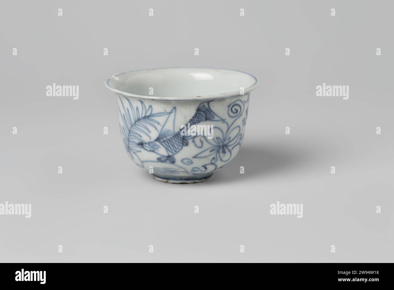 Theekom de V.O.C. navire de 'Witte Leeuw', Anonyme, avant 1613 bol Theekom de V.O.C. navire de 'Witte Leeuw', complet. Theekom avec un mur droit et un bord de lèvre extérieur. L'anneau de pied est droit et facetté. L'éclat est mince et blanc et n'a aucune contamination. La base est plate et grossièrement finie avec des arêtes radiales. Aucun sable de four n'a été trouvé. Le glaçage est épais et laiteux et a des fissures et des trous d'épingle où le glaçage est mince. La décoration est faite de bleu cobalt sous glaçure. L'extérieur est décoré de façon sommaire avec quatre carpes entre les plantes aquatiques. Porcelaine de Jingdezhen Sint-Hôtel Banque D'Images