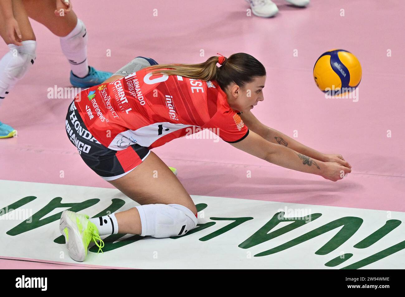 AliceTanase (Cuneo) lors du Cuneo Granda volley vs il Bisonte Firenze, match de volleyball italien Serie A1 Women à Cuneo, Italie, décembre 23 2023 Banque D'Images