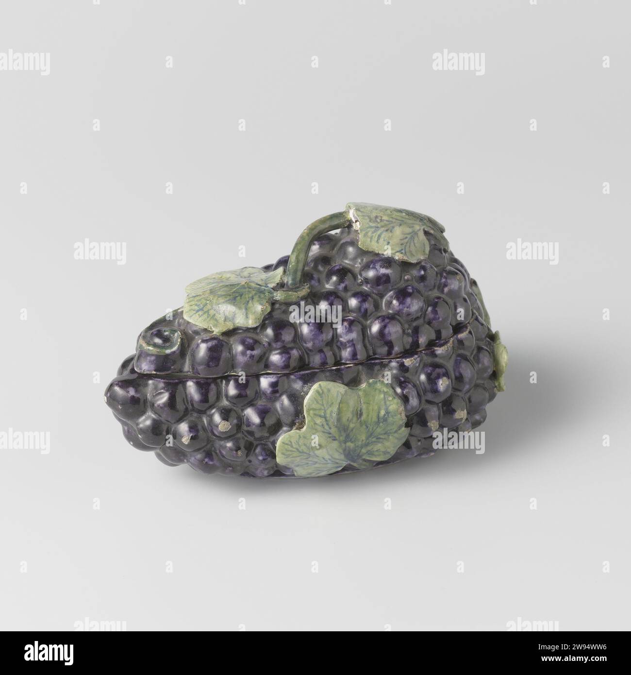 Terrine de FUNUCE multicolore, sous la forme d'un raisin, le grec A, 1765 - 1768 Turen Terrine sous la forme d'un évent de raisin. Avec couvercle et underpot d'accompagnement. Delft . Banque D'Images
