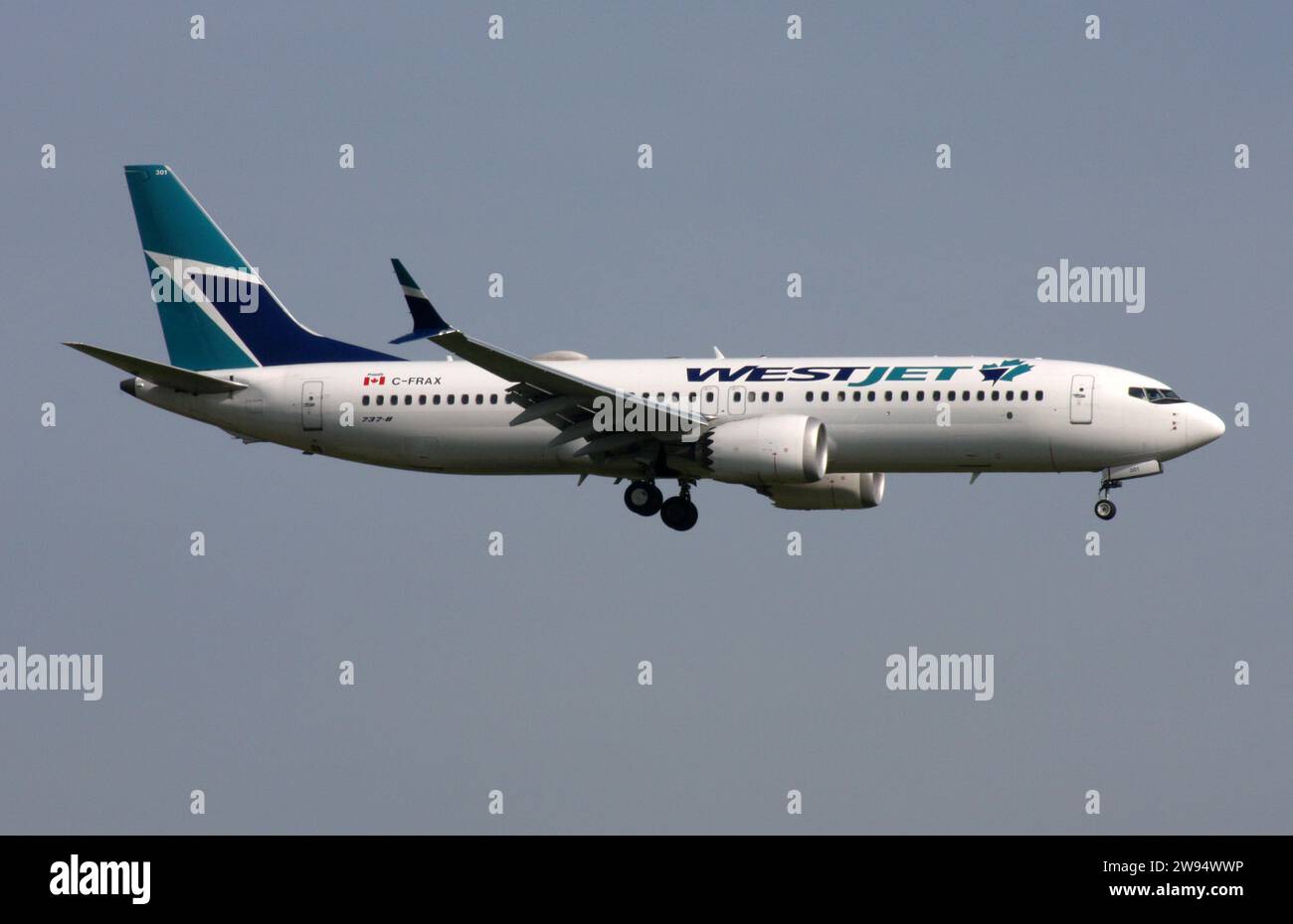 Un Boeing 737-8 MAX de WestJet approche de l'aéroport de London Gatwick Banque D'Images